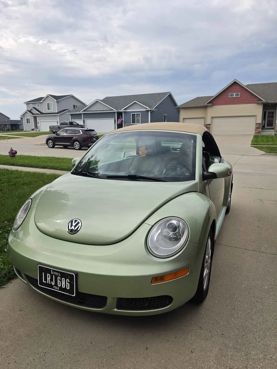 2009 Volkswagen New Beetle - Image 2 of 10