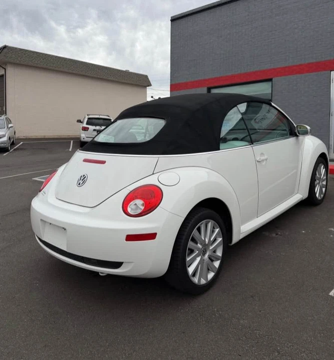 2009 Volkswagen New Beetle - Image 2 of 10