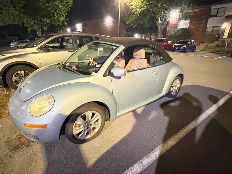 2009 Volkswagen New Beetle - Image 2 of 8