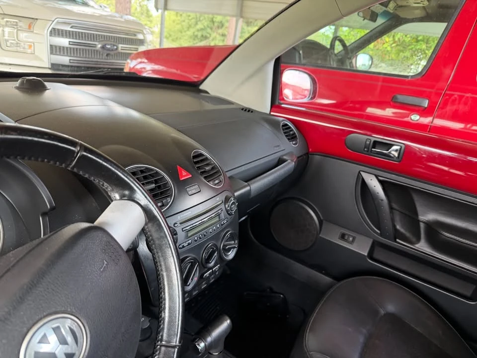 2009 Volkswagen New Beetle - Image 6 of 8