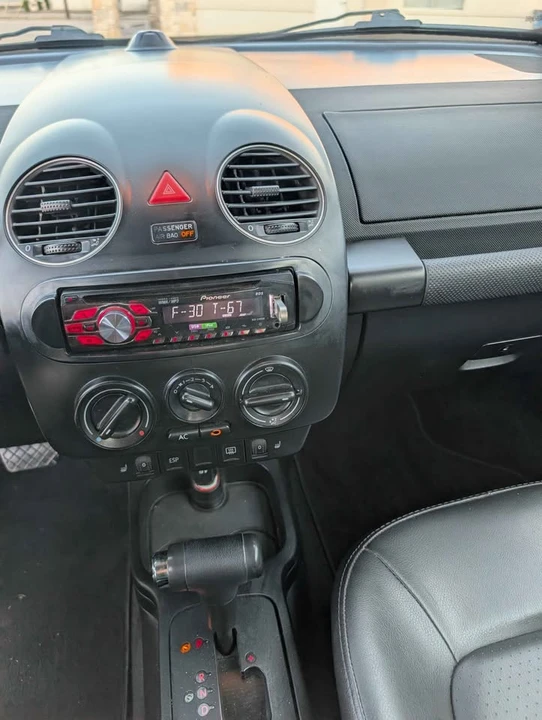 2009 Volkswagen New Beetle - Image 9 of 12