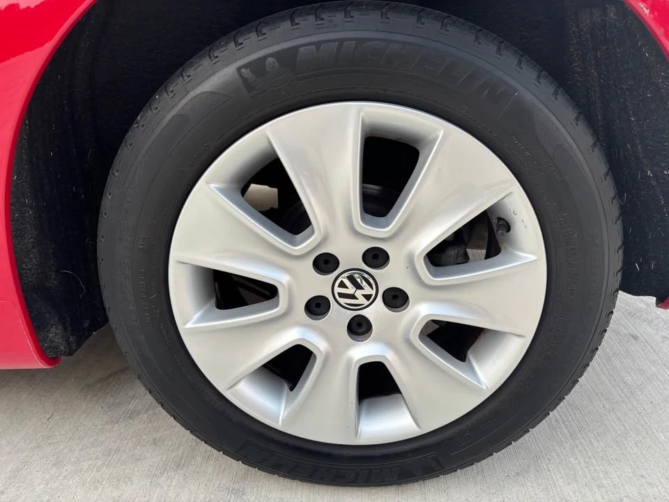 2009 Volkswagen New Beetle - Image 9 of 17