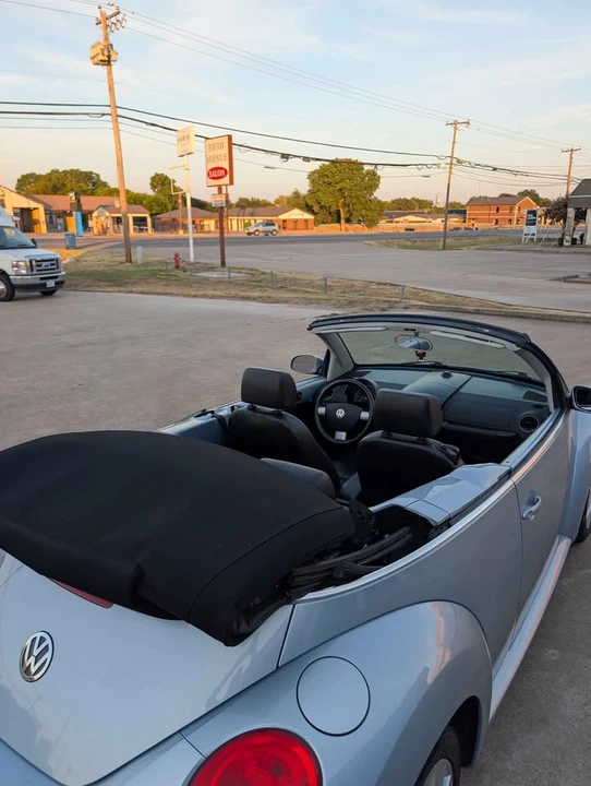 2009 Volkswagen New Beetle - Image 11 of 12