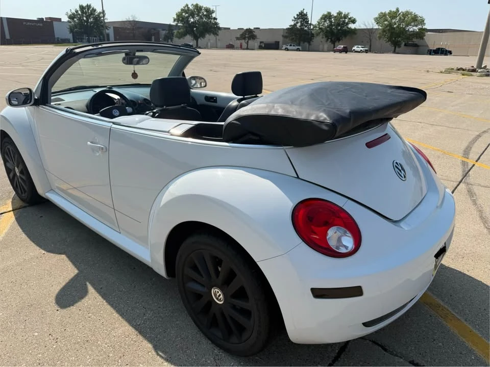 2009 Volkswagen New Beetle - Image 9 of 17