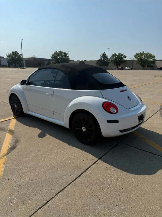 2009 Volkswagen New Beetle - Image 8 of 17