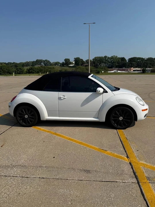 2009 Volkswagen New Beetle - Image 5 of 17