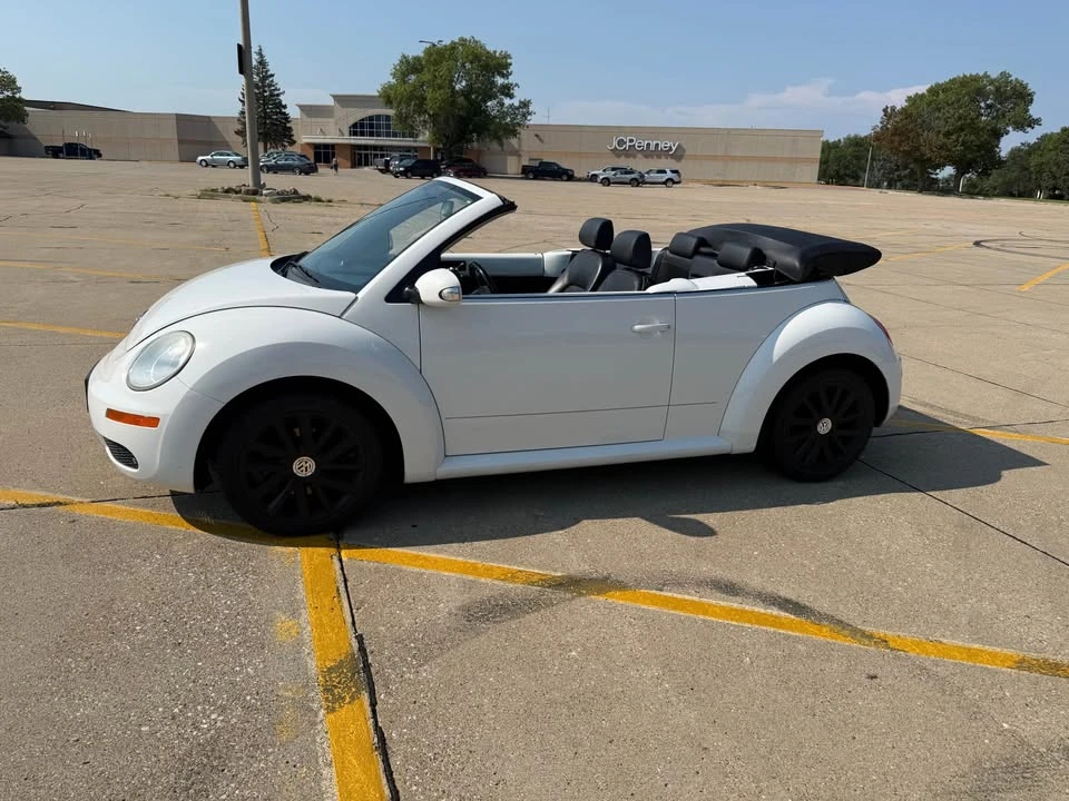 2009 Volkswagen New Beetle - Image 2 of 17
