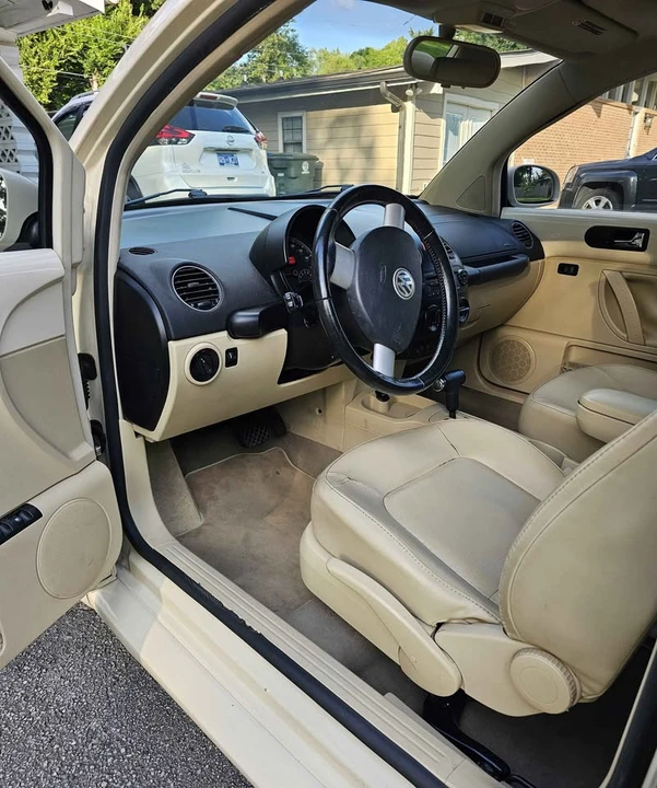 2009 Volkswagen New Beetle - Image 8 of 9