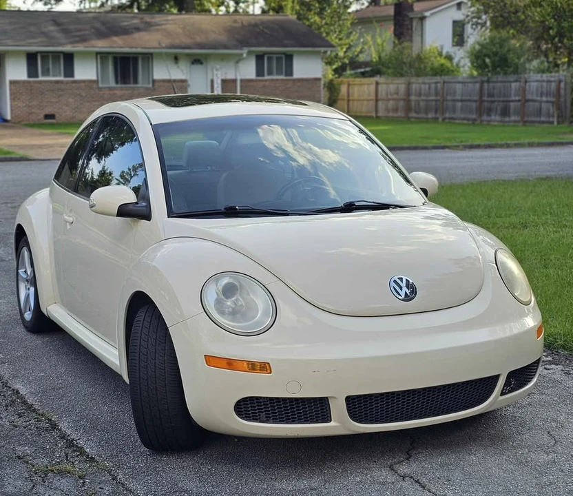 2009 Volkswagen New Beetle - Image 2 of 9