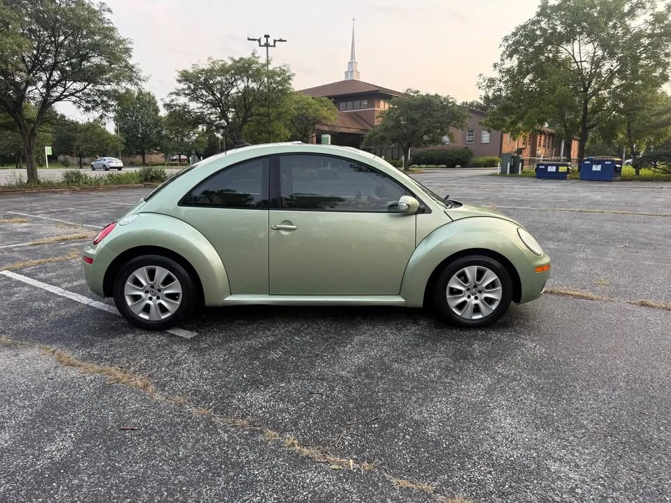 2009 Volkswagen New Beetle - Image 2 of 11