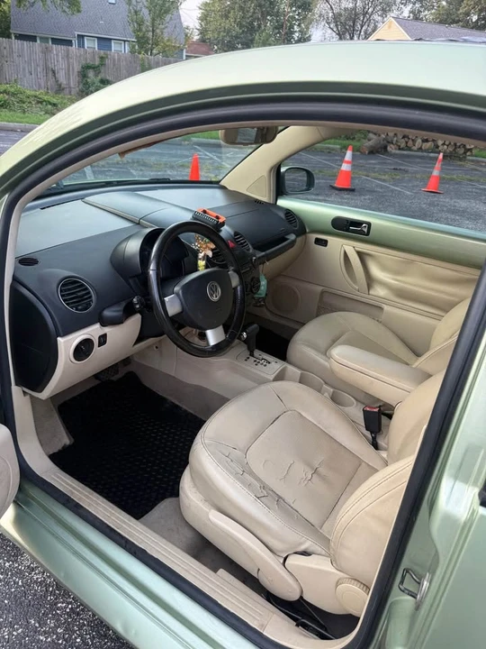 2009 Volkswagen New Beetle - Image 8 of 11