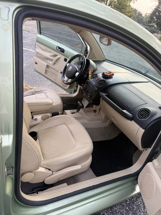2009 Volkswagen New Beetle - Image 9 of 11