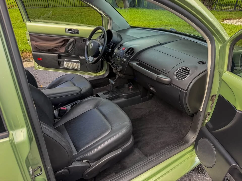 2009 Volkswagen New Beetle - Image 8 of 15