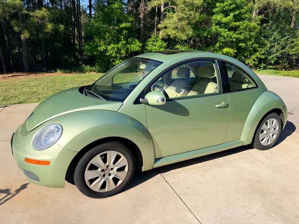 2009 Volkswagen New Beetle - Image 2 of 8