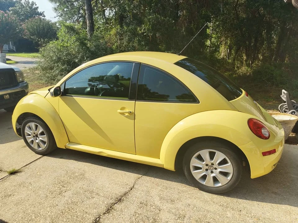 2009 Volkswagen New Beetle - Image 2 of 11