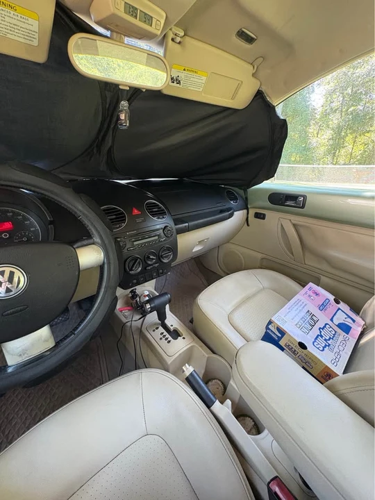 2009 Volkswagen New Beetle - Image 2 of 5