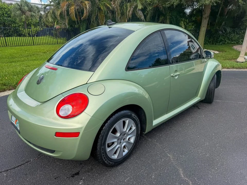 2009 Volkswagen New Beetle - Image 2 of 15