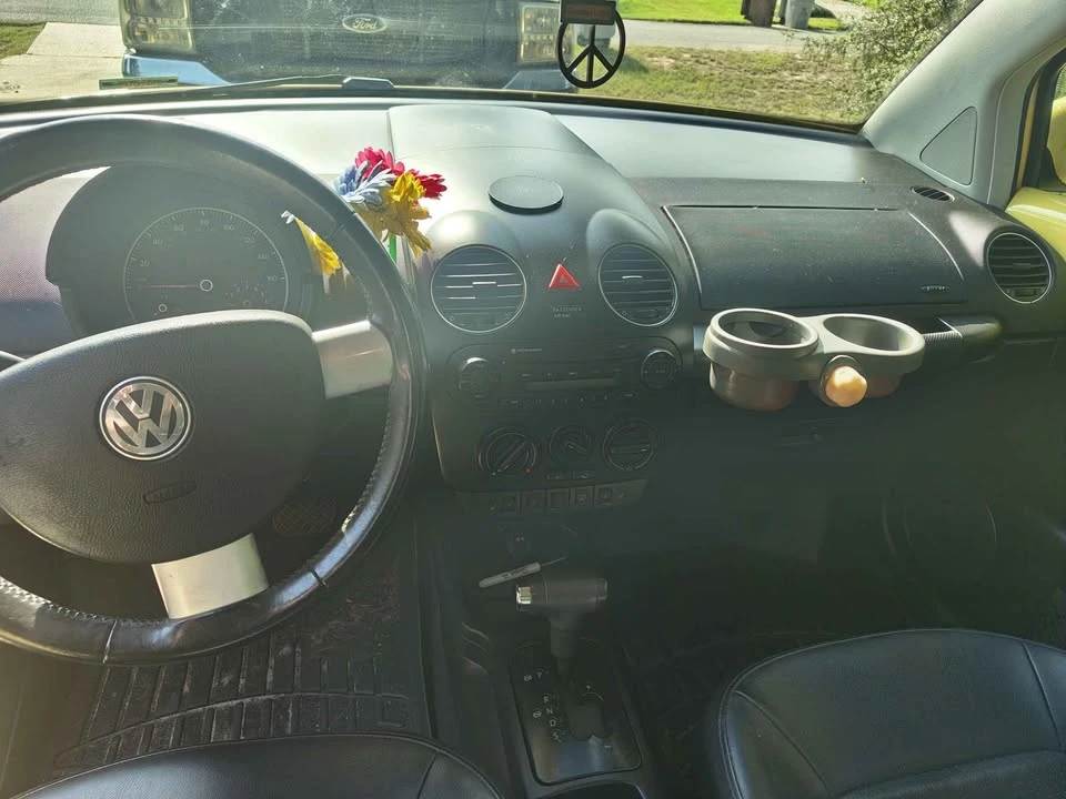 2009 Volkswagen New Beetle - Image 6 of 11