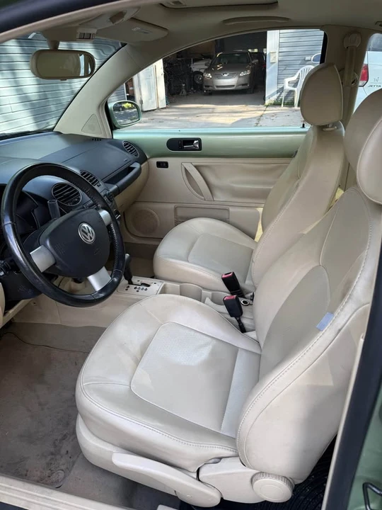 2009 Volkswagen New Beetle - Image 10 of 11