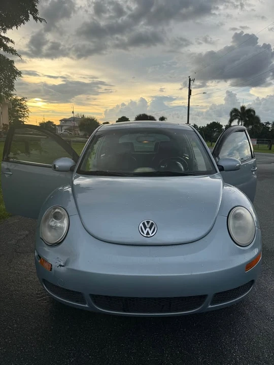 2009 Volkswagen New Beetle - Image 2 of 9