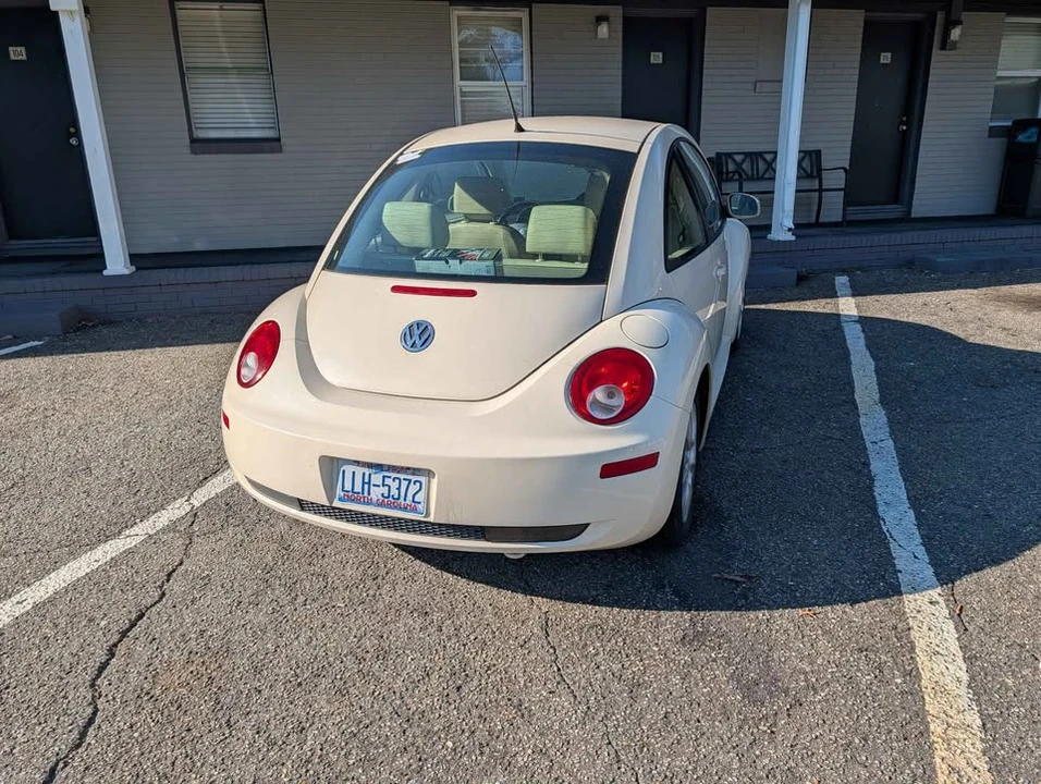 2009 Volkswagen New Beetle - Image 3 of 4