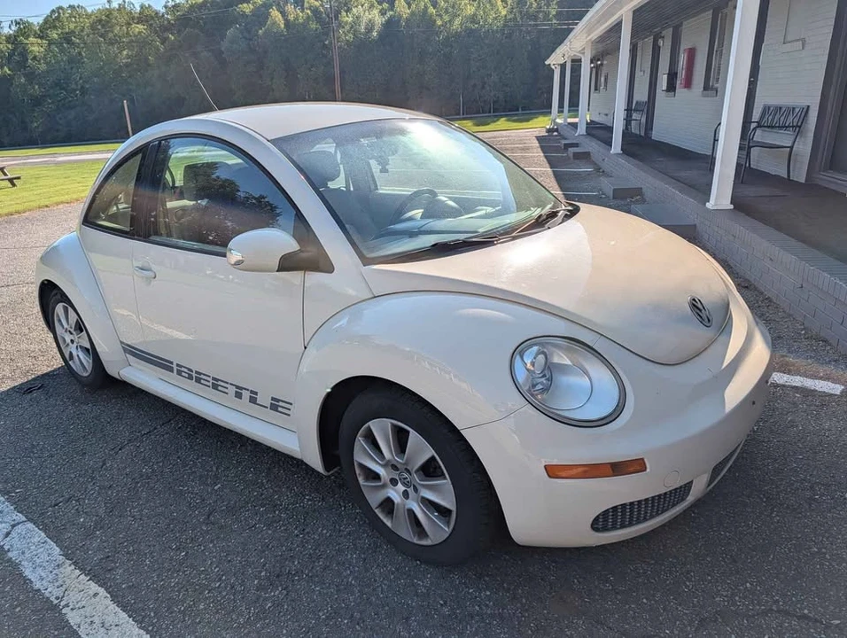 2009 Volkswagen New Beetle - Image 2 of 4