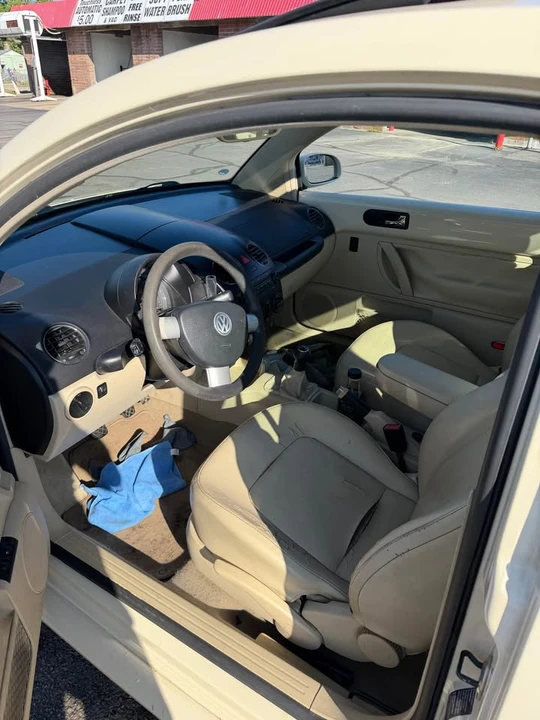 2009 Volkswagen New Beetle - Image 3 of 10