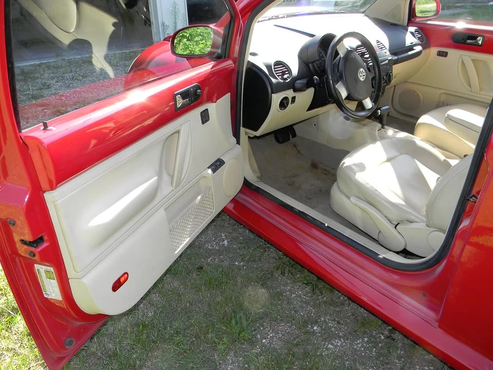 2009 Volkswagen New Beetle - Image 2 of 10