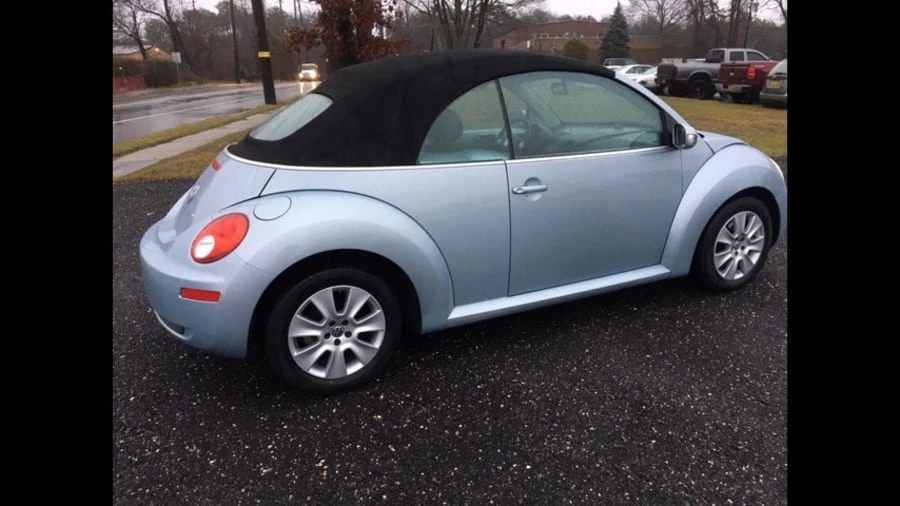 2009 Volkswagen New Beetle - Image 2 of 8