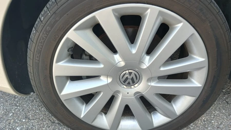 2009 Volkswagen New Beetle - Image 6 of 13
