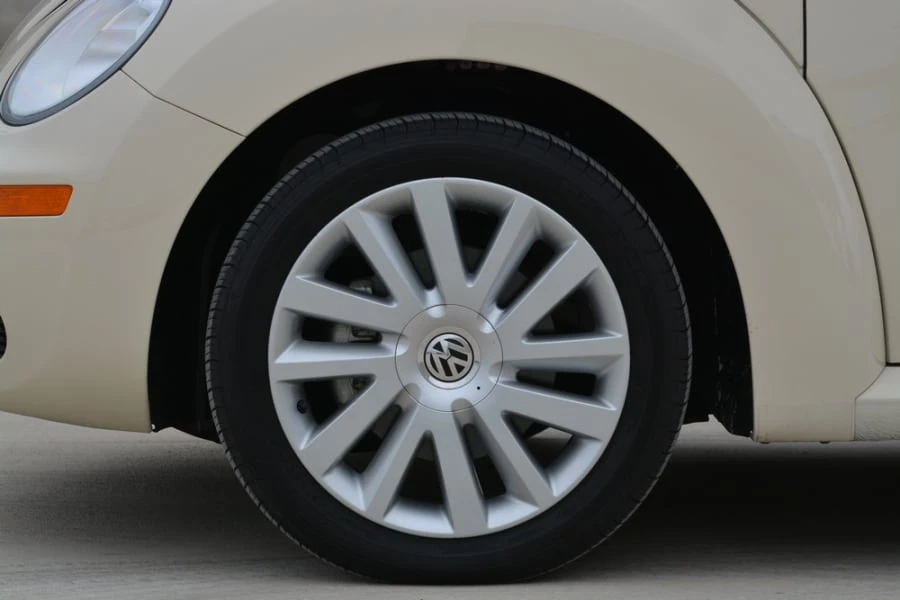 2009 Volkswagen New Beetle - Image 10 of 12