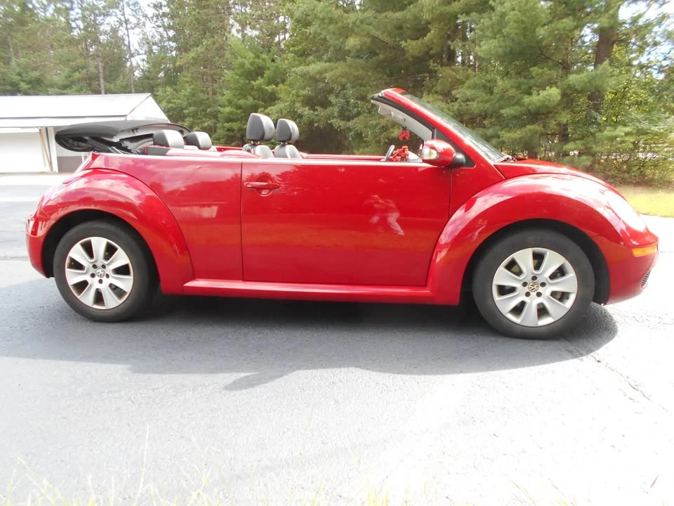 2009 Volkswagen New Beetle - Image 2 of 11