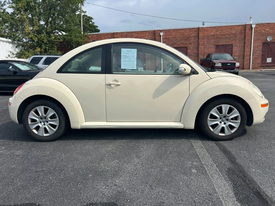 2009 Volkswagen New Beetle - Image 2 of 16