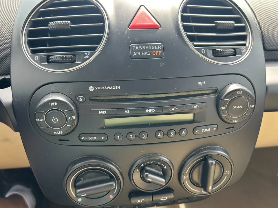 2009 Volkswagen New Beetle - Image 12 of 16