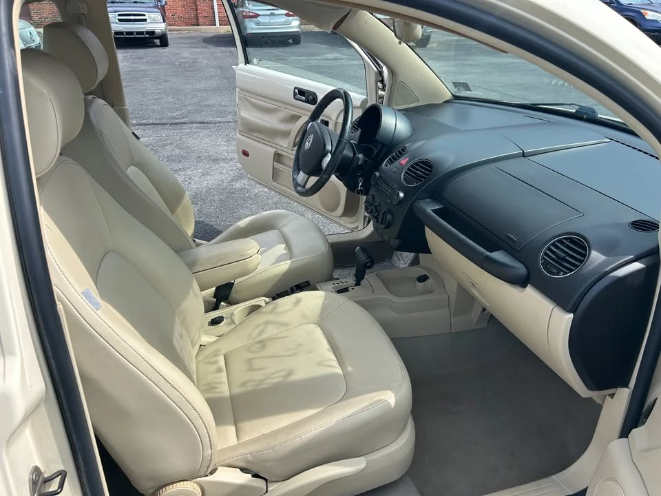 2009 Volkswagen New Beetle - Image 11 of 16