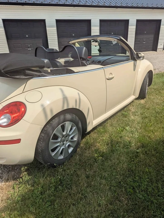 2009 Volkswagen New Beetle - Image 2 of 9