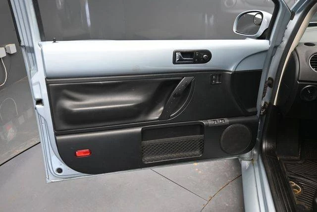 2009 Volkswagen New Beetle - Image 10 of 20