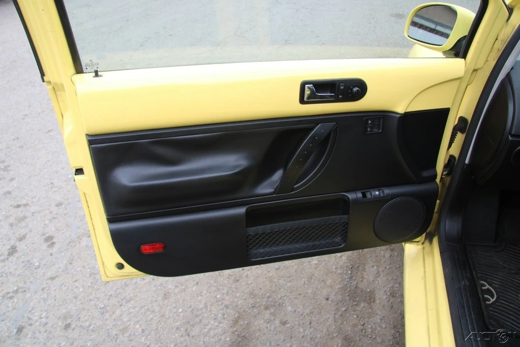2009 Volkswagen New Beetle - Image 13 of 21