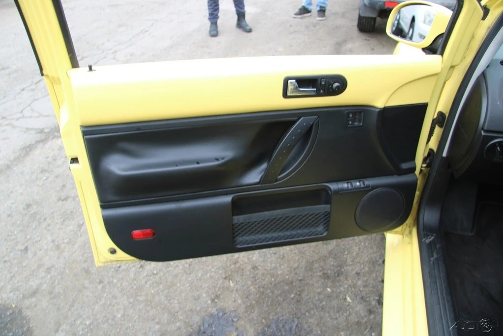 2009 Volkswagen New Beetle - Image 12 of 21