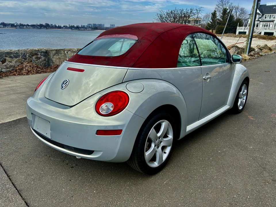 2009 Volkswagen New Beetle - Image 8 of 9