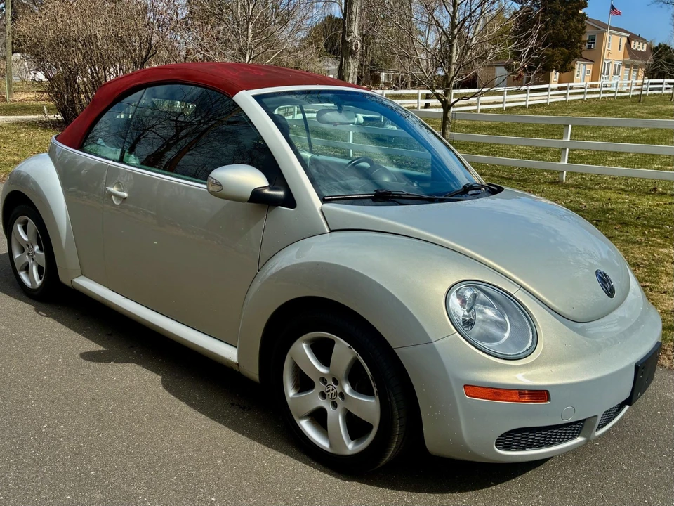 2009 Volkswagen New Beetle - Image 2 of 9