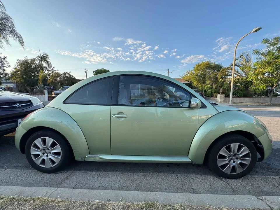 2009 Volkswagen New Beetle - Image 2 of 11