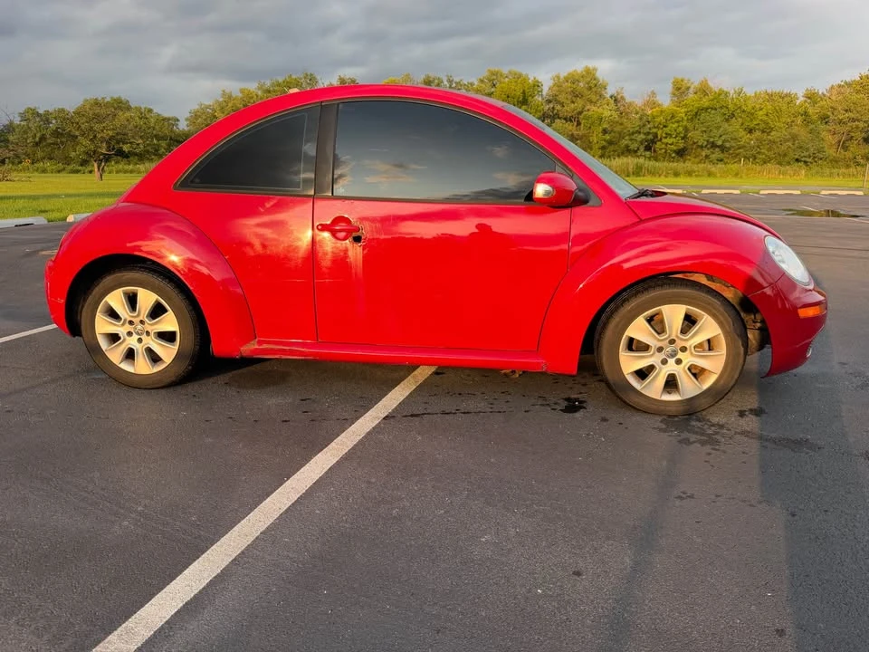 2009 Volkswagen New Beetle - Image 5 of 10