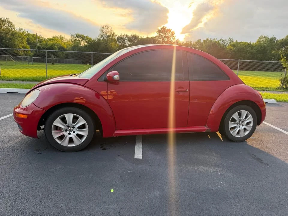 2009 Volkswagen New Beetle - Image 2 of 10
