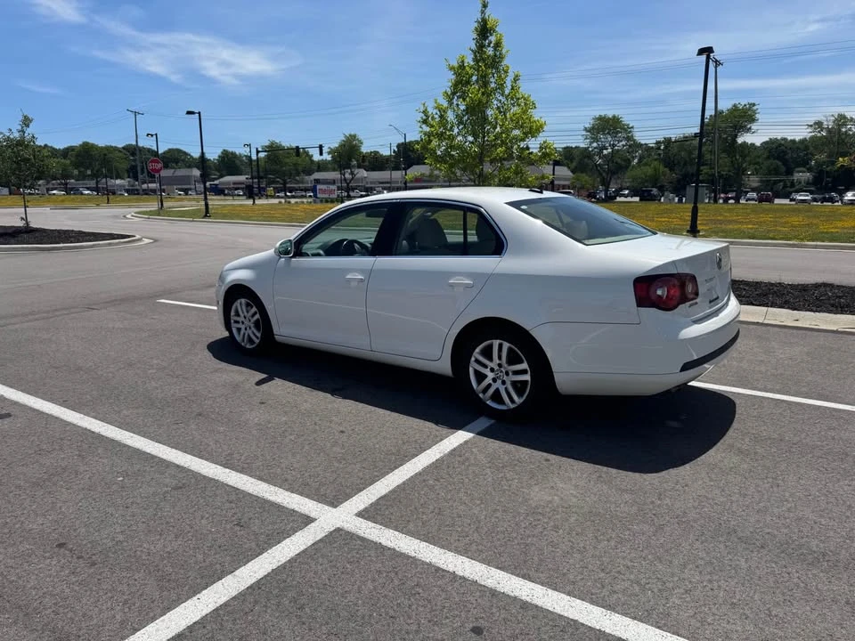 2009 Volkswagen A5 Jetta - Image 2 of 12