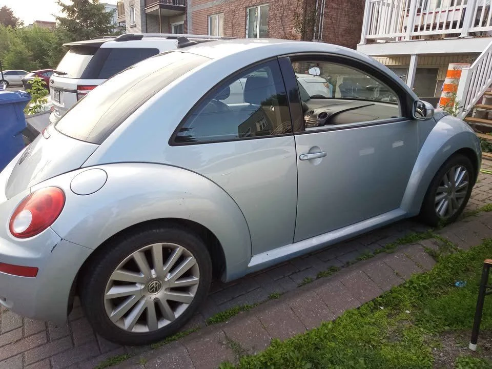 2009 Volkswagen New Beetle - Image 2 of 11