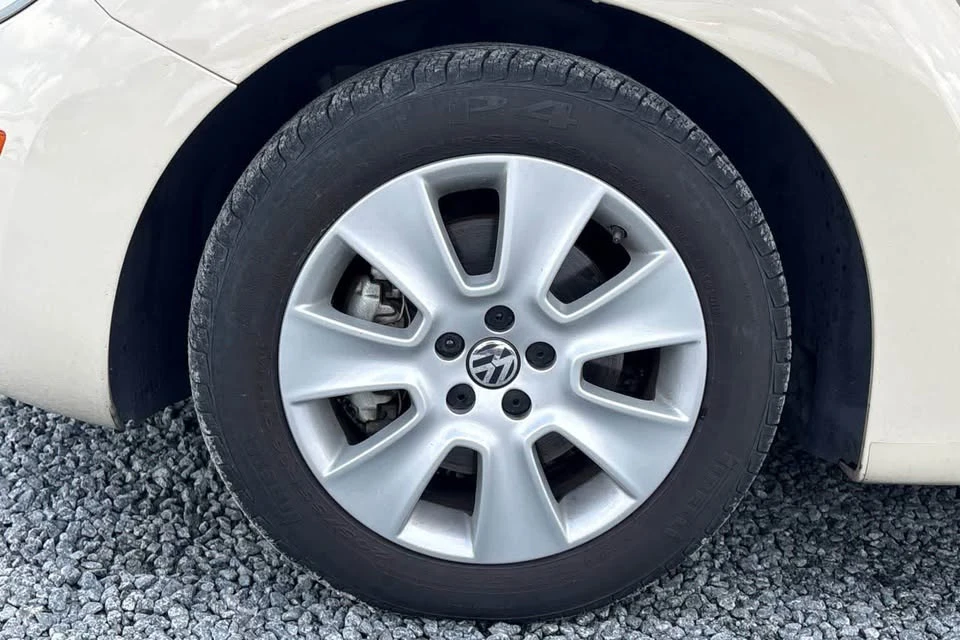 2009 Volkswagen New Beetle - Image 10 of 10
