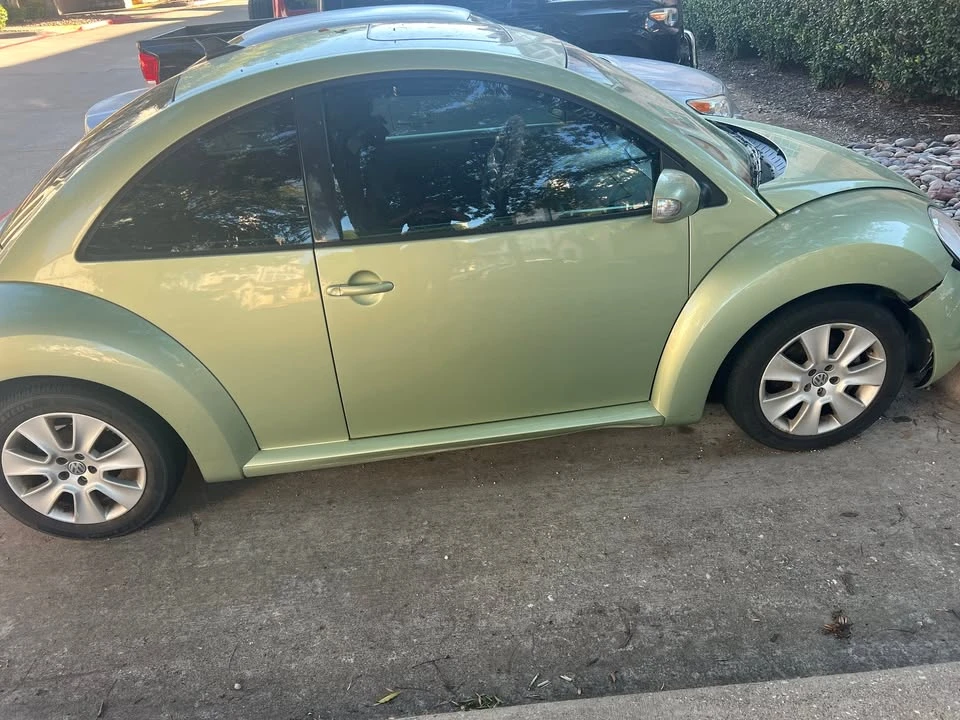 2009 Volkswagen New Beetle - Image 2 of 10