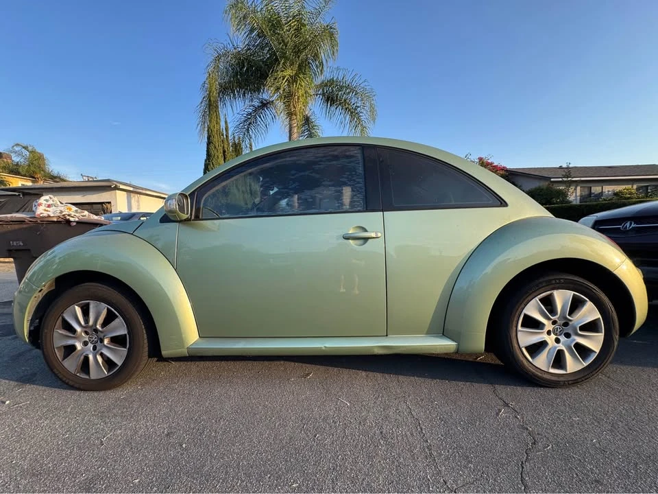 2009 Volkswagen New Beetle - Image 2 of 17