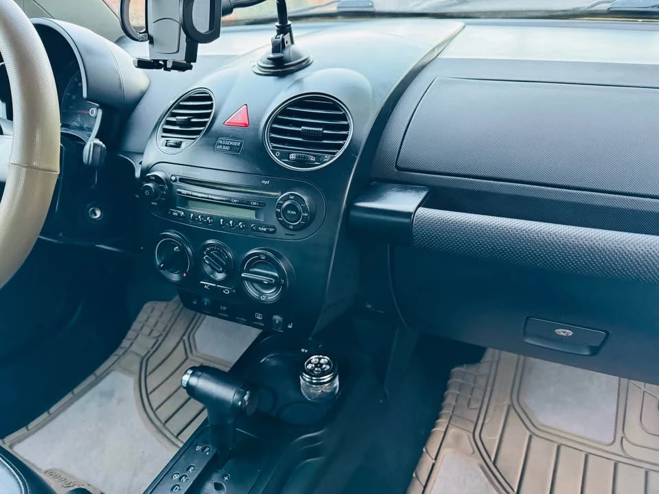 2009 Volkswagen New Beetle - Image 9 of 11